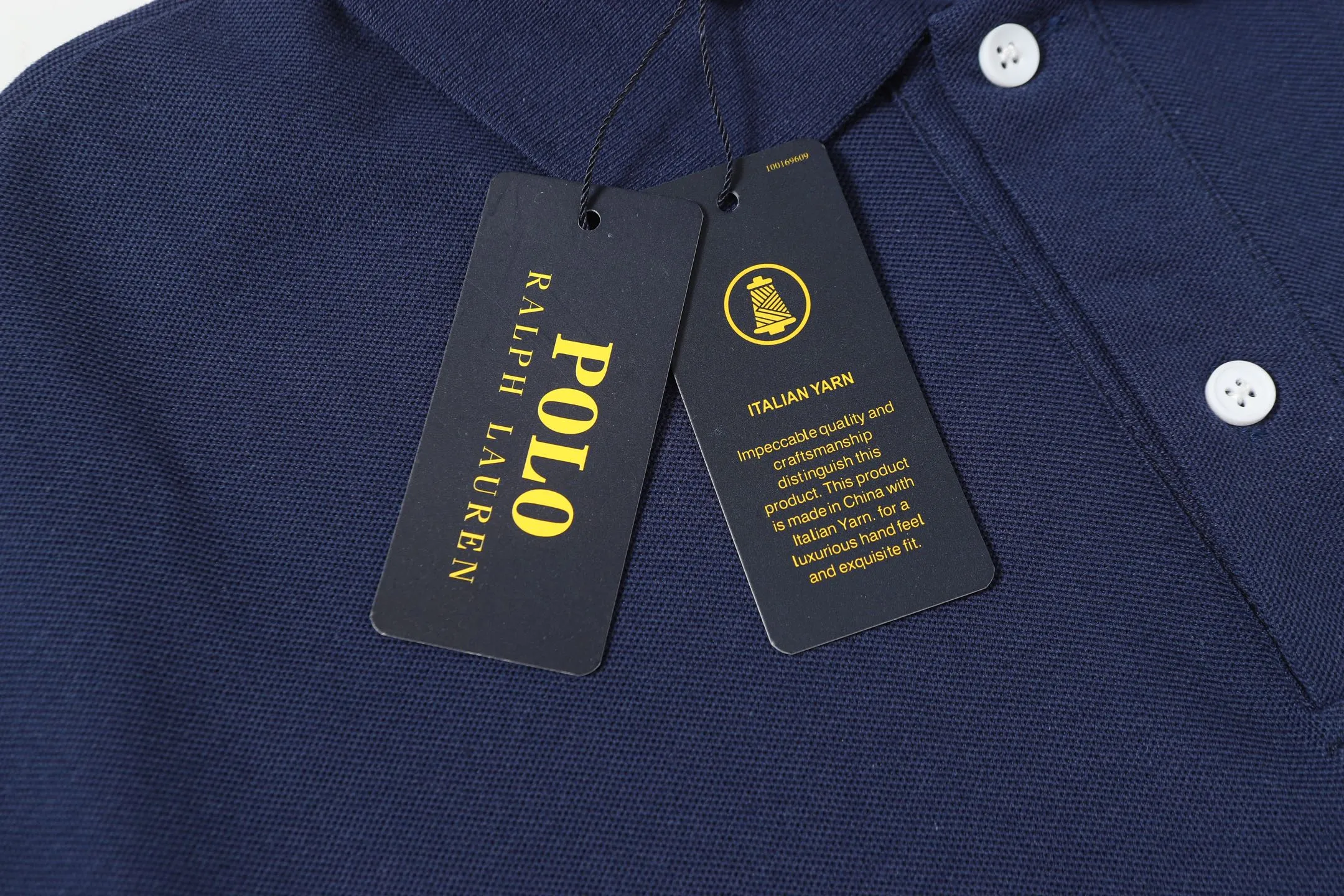 P156 Style number: A016 [Ralph Lauren classic bear print Polo shirt] ✅250 grams of fine cotton pique fabric, custom-woven and dyed threads ✅Original stickers Scan the QR code to enter the official website ✅Large version, loose and stylish, can wear up to 210 pounds Color: black, white, navy, blue, sky blue, dark gray, floral gray Size: S-XL